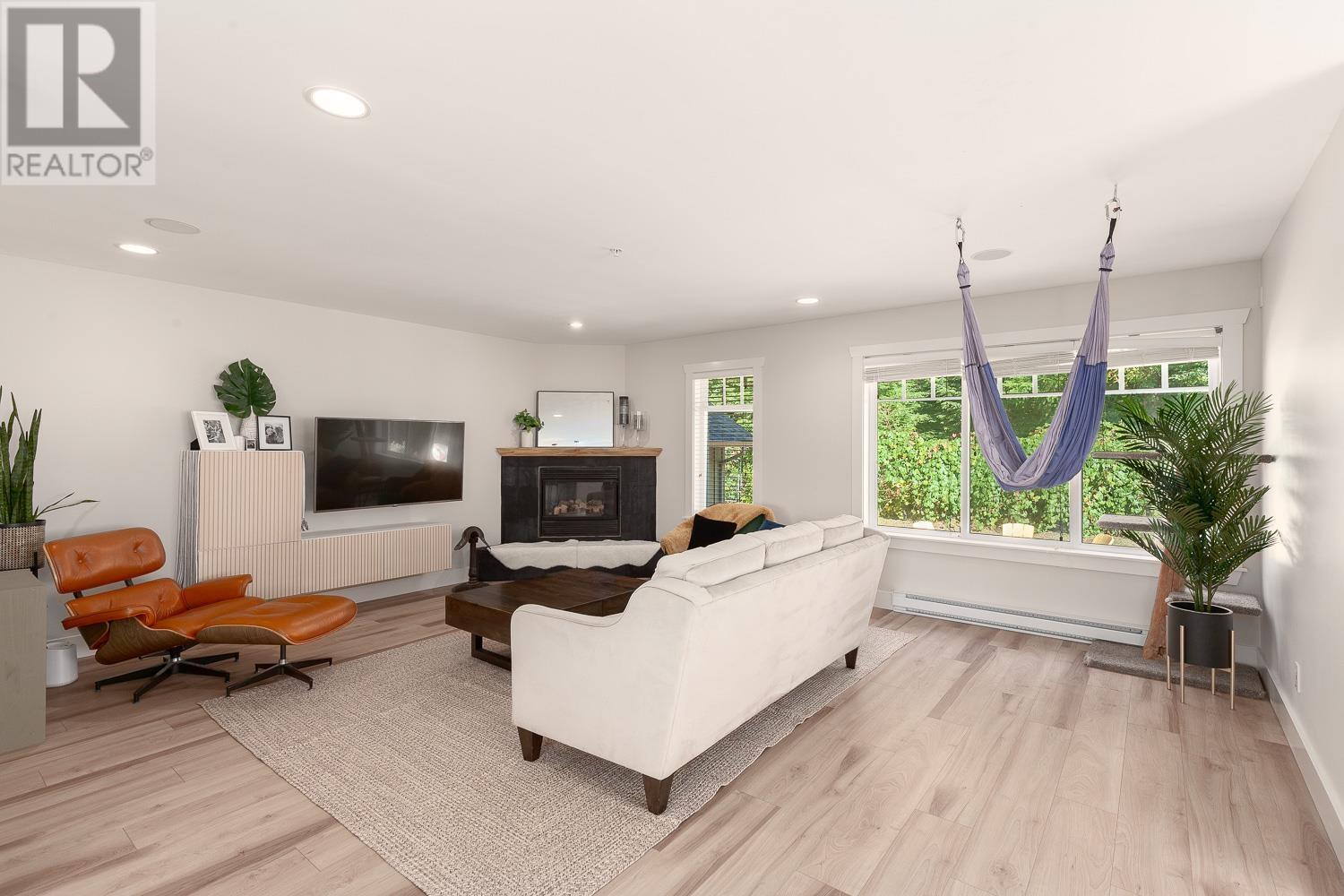 38616 Cherry Drive, Squamish, British Columbia  V8B 0W1 - Photo 2 - R2818487