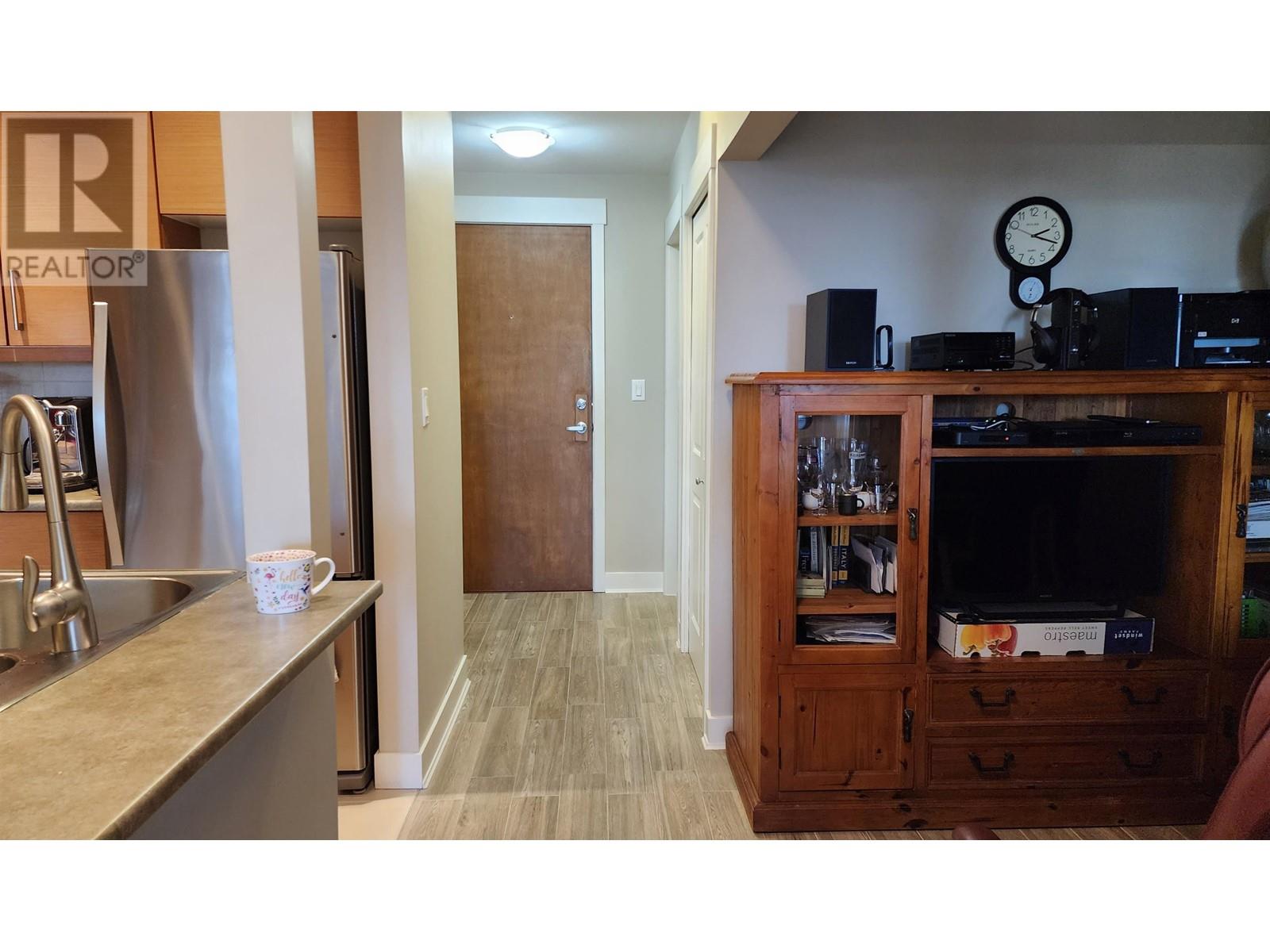 313 188 W 29th Street, North Vancouver, British Columbia  V7N 0A2 - Photo 3 - R2811757