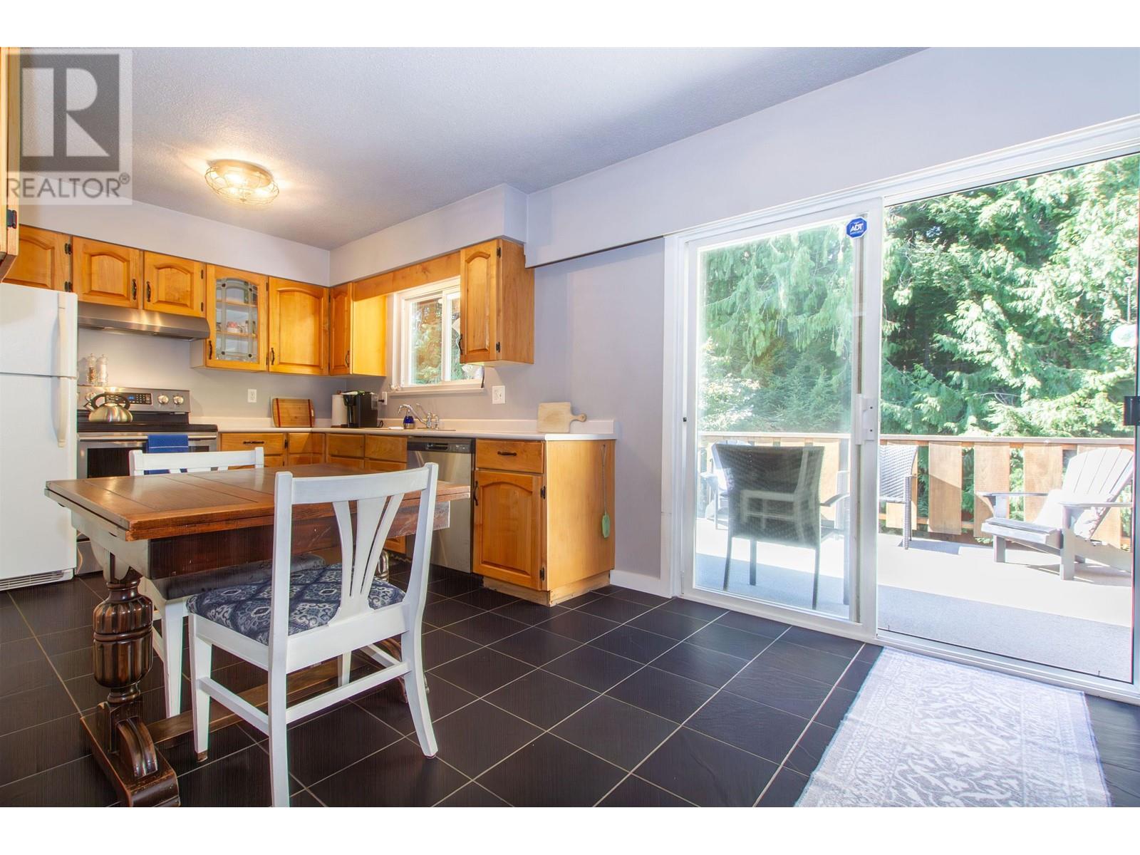 41909 Ross Road, Squamish, British Columbia  V0N 1T0 - Photo 6 - R2818477