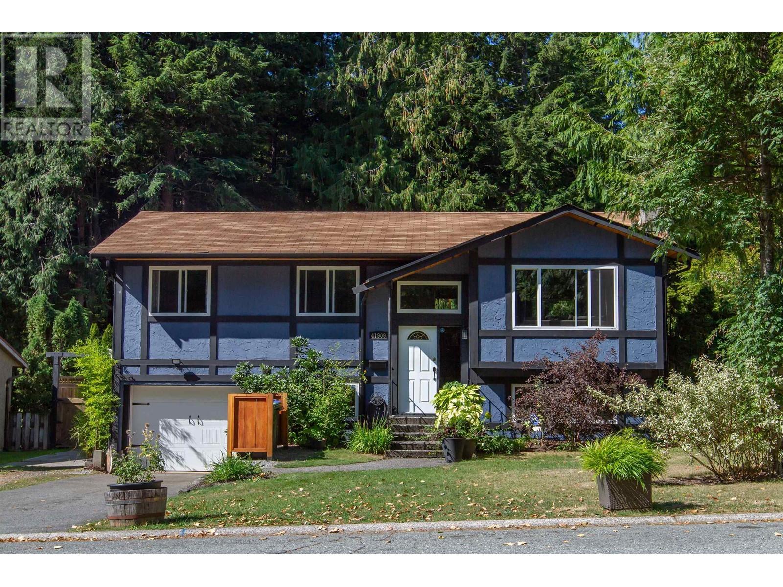 41909 Ross Road, Squamish, British Columbia  V0N 1T0 - Photo 1 - R2818477