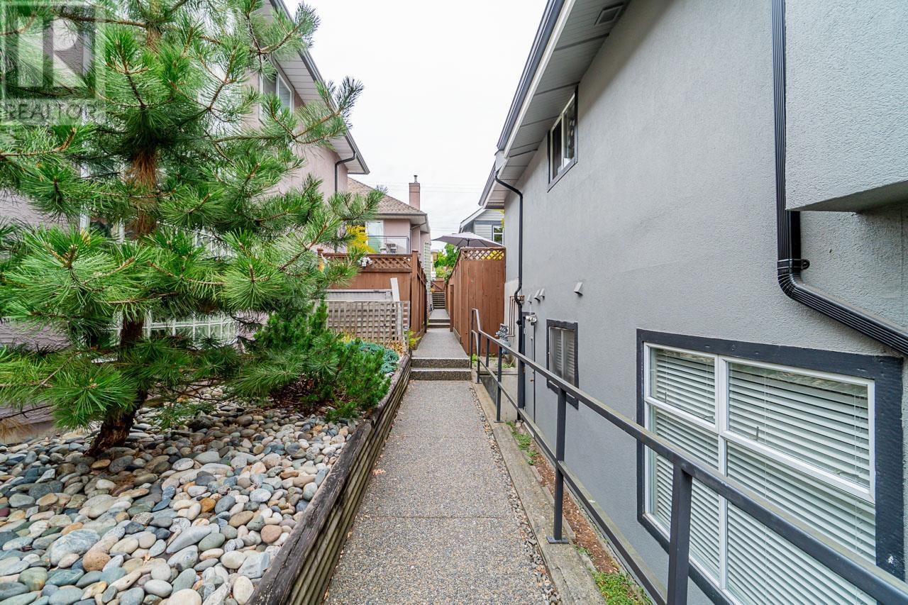 254 E 4th Street, North Vancouver, British Columbia  V7L 1H9 - Photo 3 - R2818556