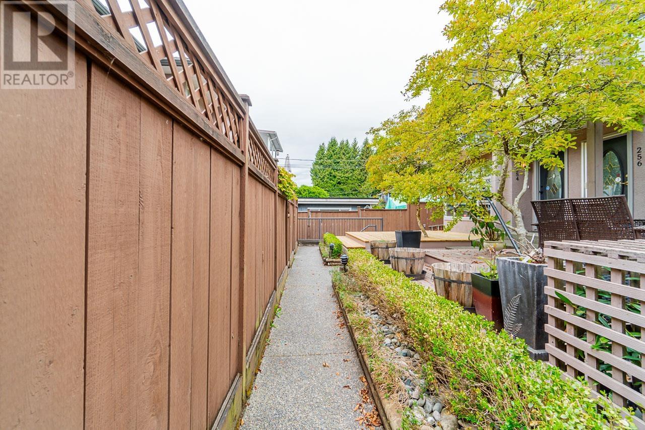 254 E 4th Street, North Vancouver, British Columbia  V7L 1H9 - Photo 4 - R2818556
