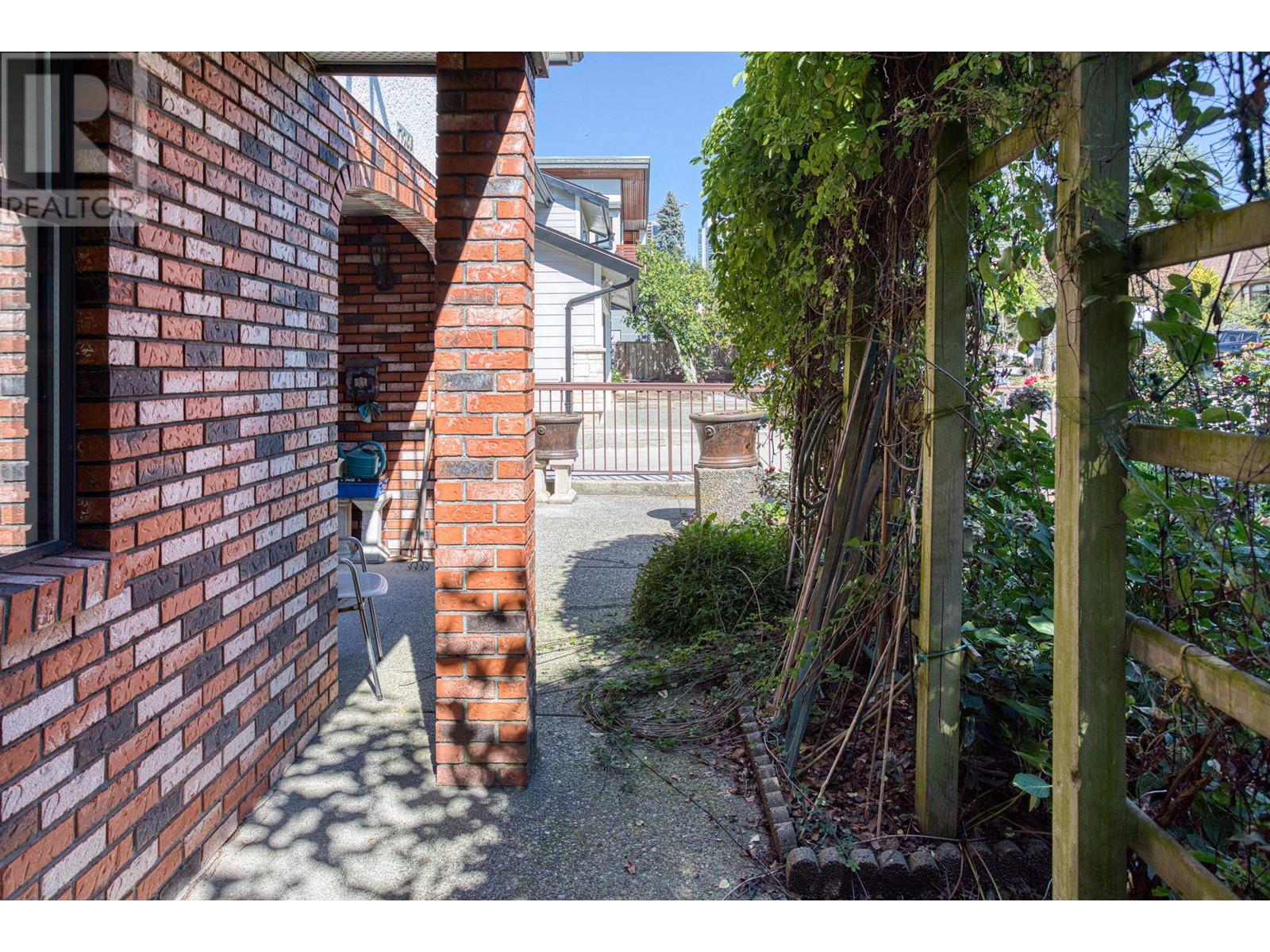 7295 Sussex Avenue, Burnaby, British Columbia  V5J 3V6 - Photo 3 - R2818528