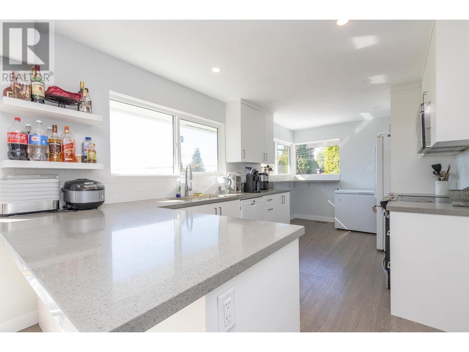 929 Hartford Place, North Vancouver, British Columbia  V7H 2J8 - Photo 4 - R2816652