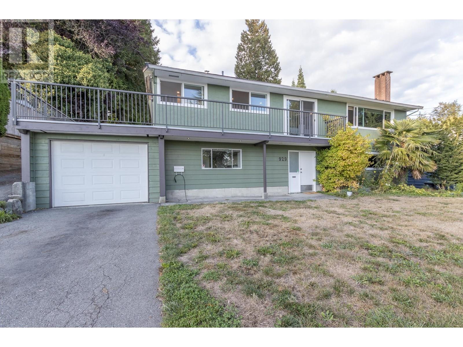 929 Hartford Place, North Vancouver, British Columbia  V7H 2J8 - Photo 3 - R2816652