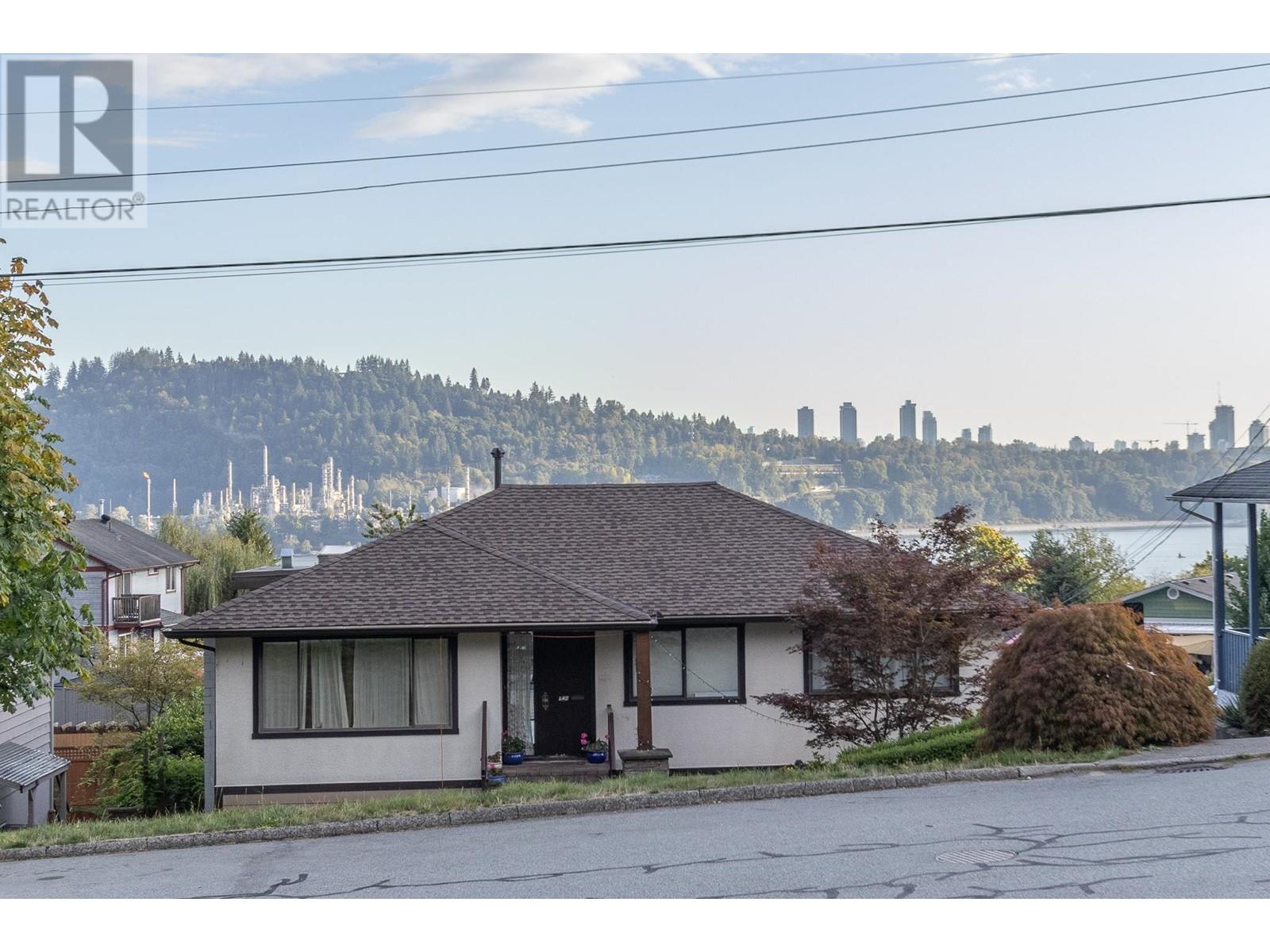 929 Hartford Place, North Vancouver, British Columbia  V7H 2J8 - Photo 2 - R2816652