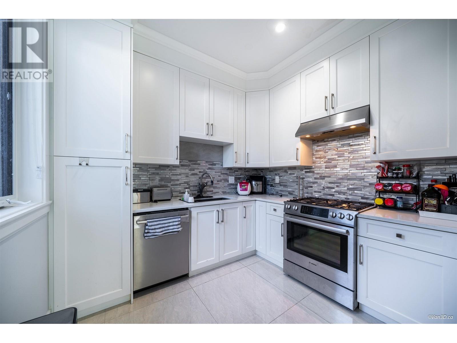 656 Blue Mountain Street, Coquitlam, British Columbia  V3J 4R6 - Photo 14 - R2818344