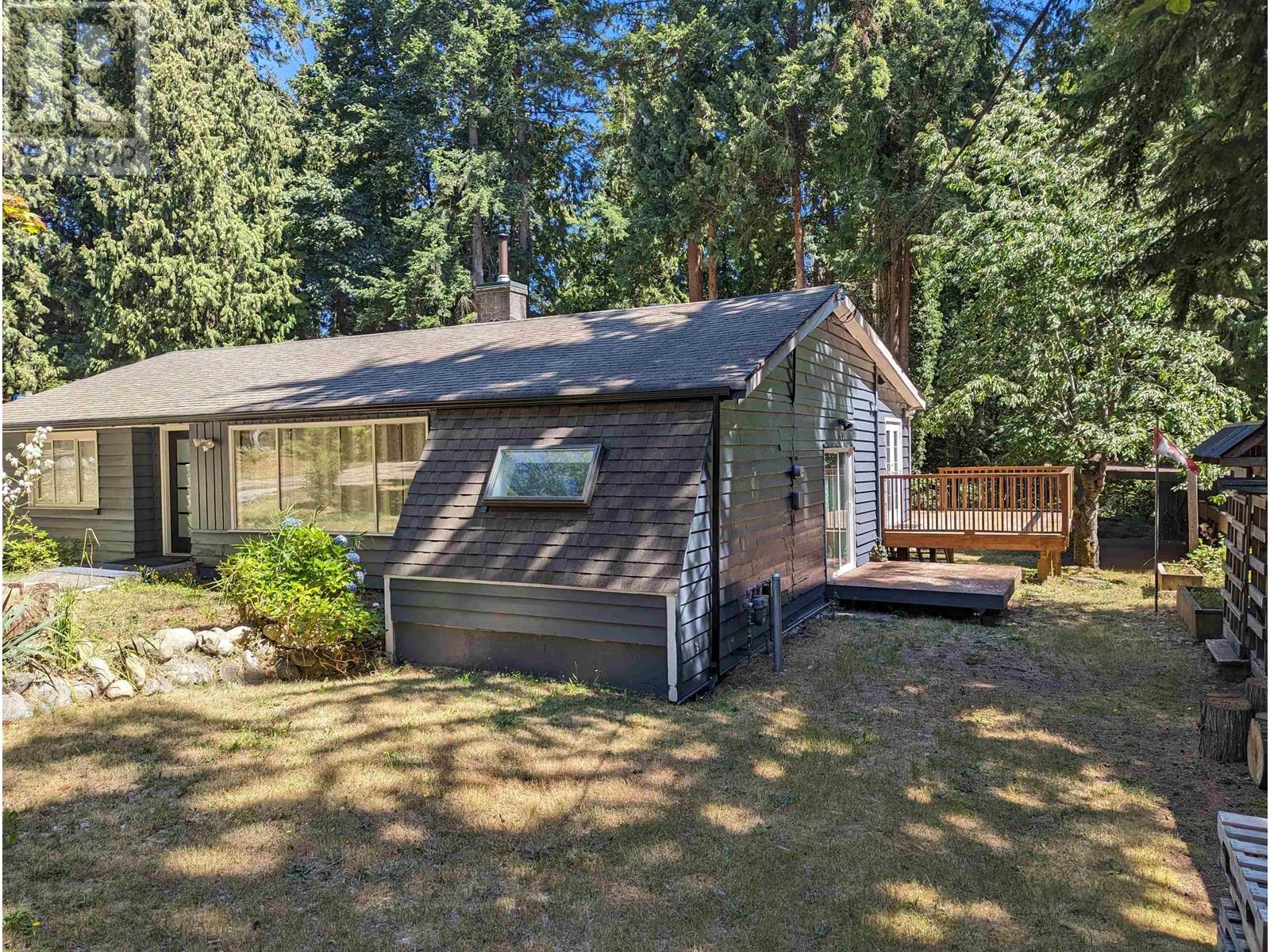 894 North Road, Gibsons, British Columbia  V0N 1V7 - Photo 2 - R2818632