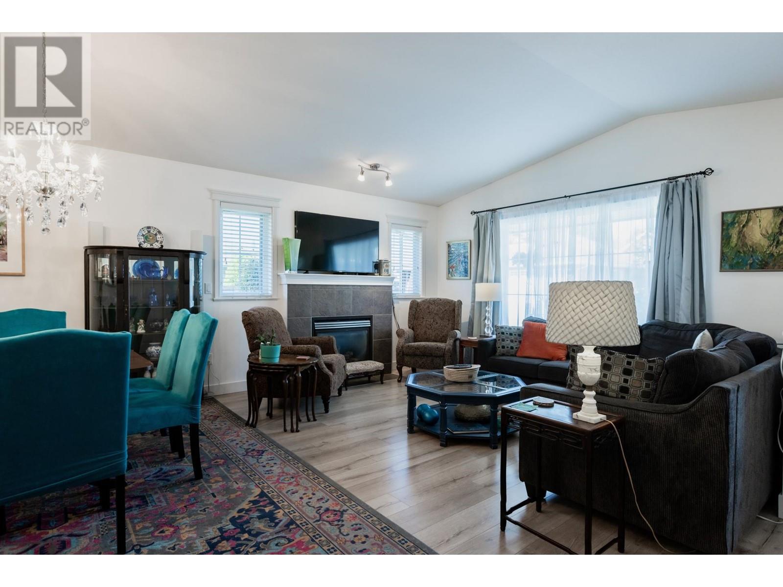5688 Louise Way, Sechelt, British Columbia  V7Z 0N5 - Photo 3 - R2817940