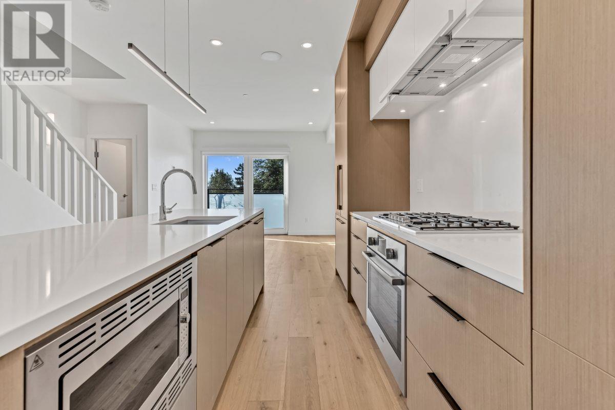 122 649 E 3rd Street, North Vancouver, British Columbia  V7L 1G6 - Photo 4 - R2818739