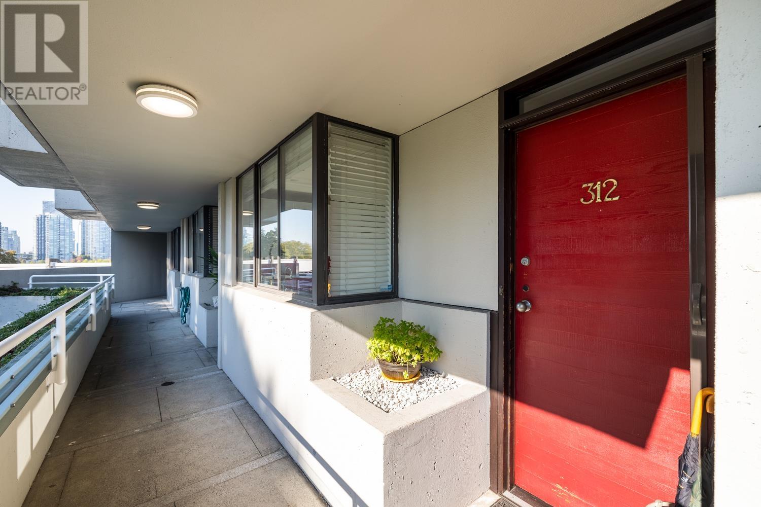 312 674 Leg In Boot Square, Vancouver, British Columbia  V5Z 4B4 - Photo 32 - R2818945