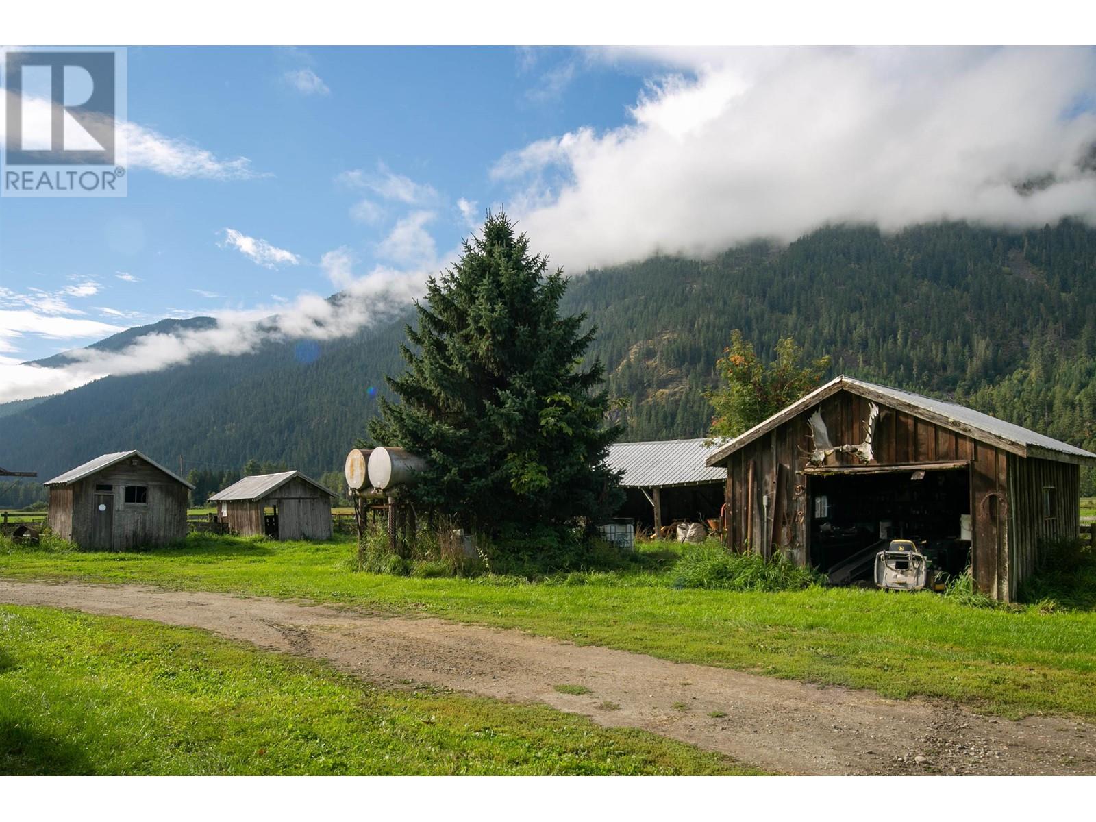 8573 Pemberton Meadows Road, Pemberton, British Columbia  V0N 2L2 - Photo 5 - R2813322