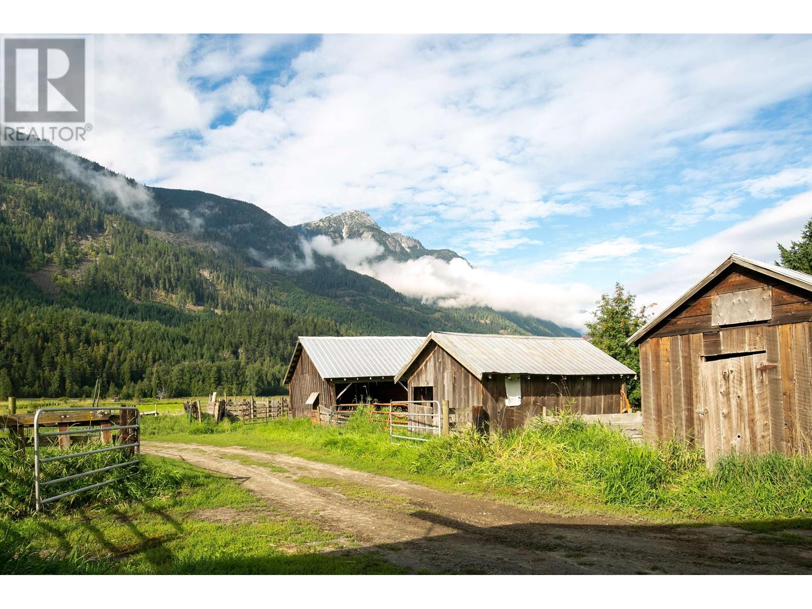 8573 Pemberton Meadows Road, Pemberton, British Columbia  V0N 2L2 - Photo 26 - R2813322