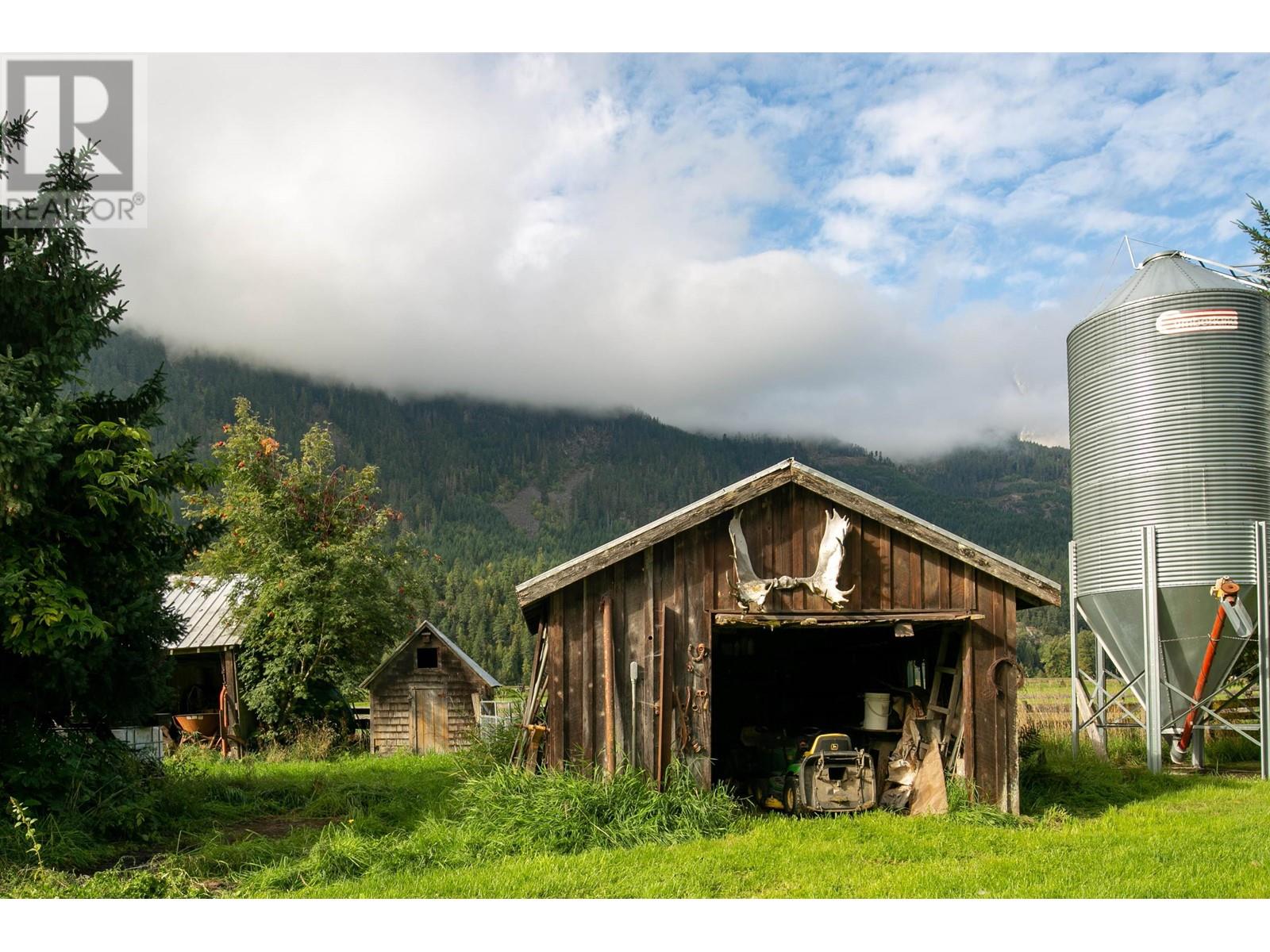 8573 Pemberton Meadows Road, Pemberton, British Columbia  V0N 2L2 - Photo 9 - R2813322