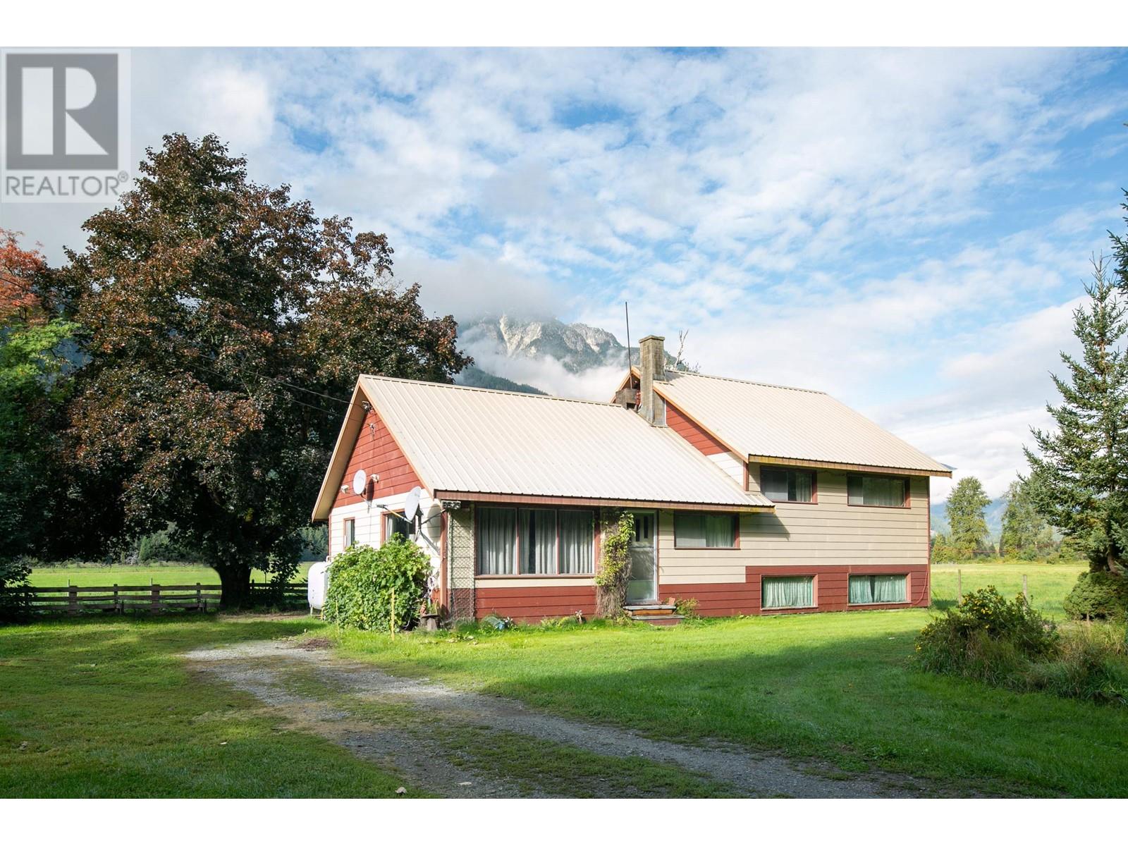 8573 Pemberton Meadows Road, Pemberton, British Columbia  V0N 2L2 - Photo 3 - R2813322