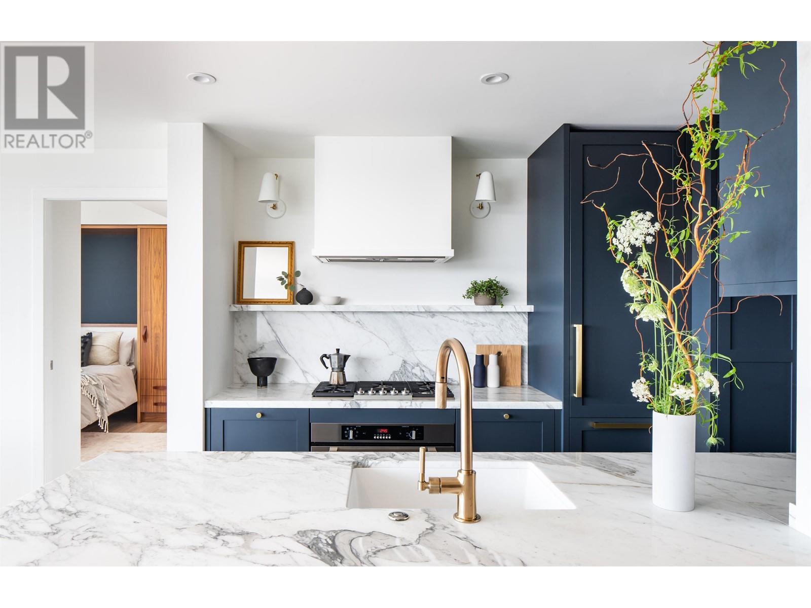 1002 633 Kinghorne Mews, Vancouver, British Columbia  V6Z 3H3 - Photo 2 - R2808014