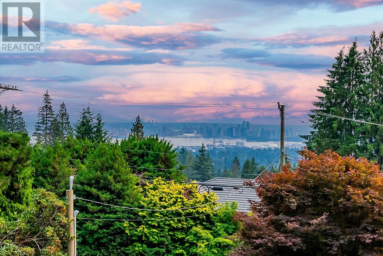 4816 Skyline Drive, North Vancouver, British Columbia  V7R 3J3 - Photo 3 - R2819286