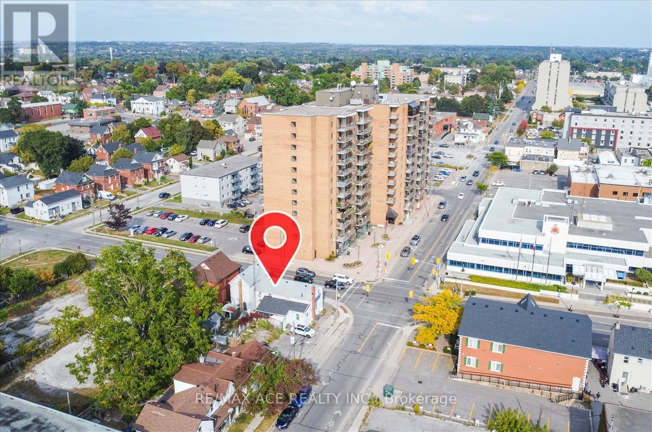 102-104 Centre St N, Oshawa, Ontario  L1G 4B8 - Photo 1 - E7034252