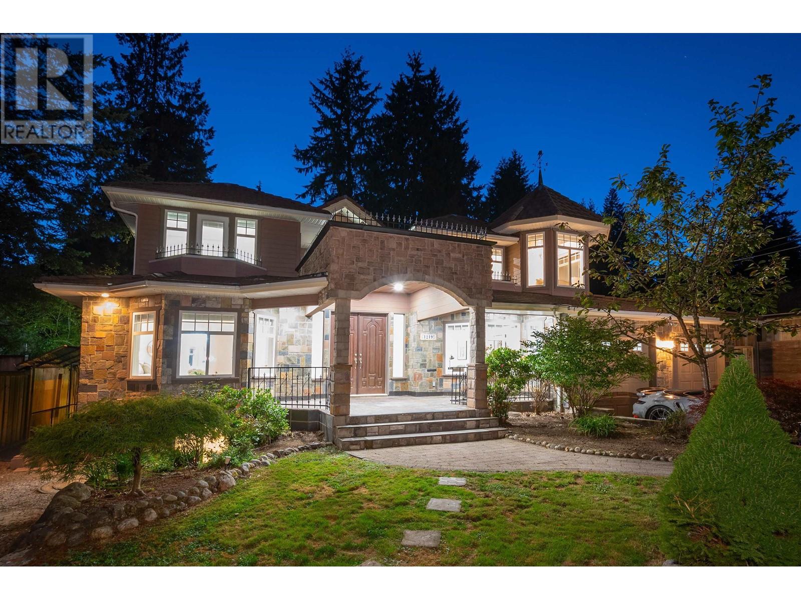 1219 Arborlynn Drive, North Vancouver, British Columbia  V7J 2V5 - Photo 3 - R2819606