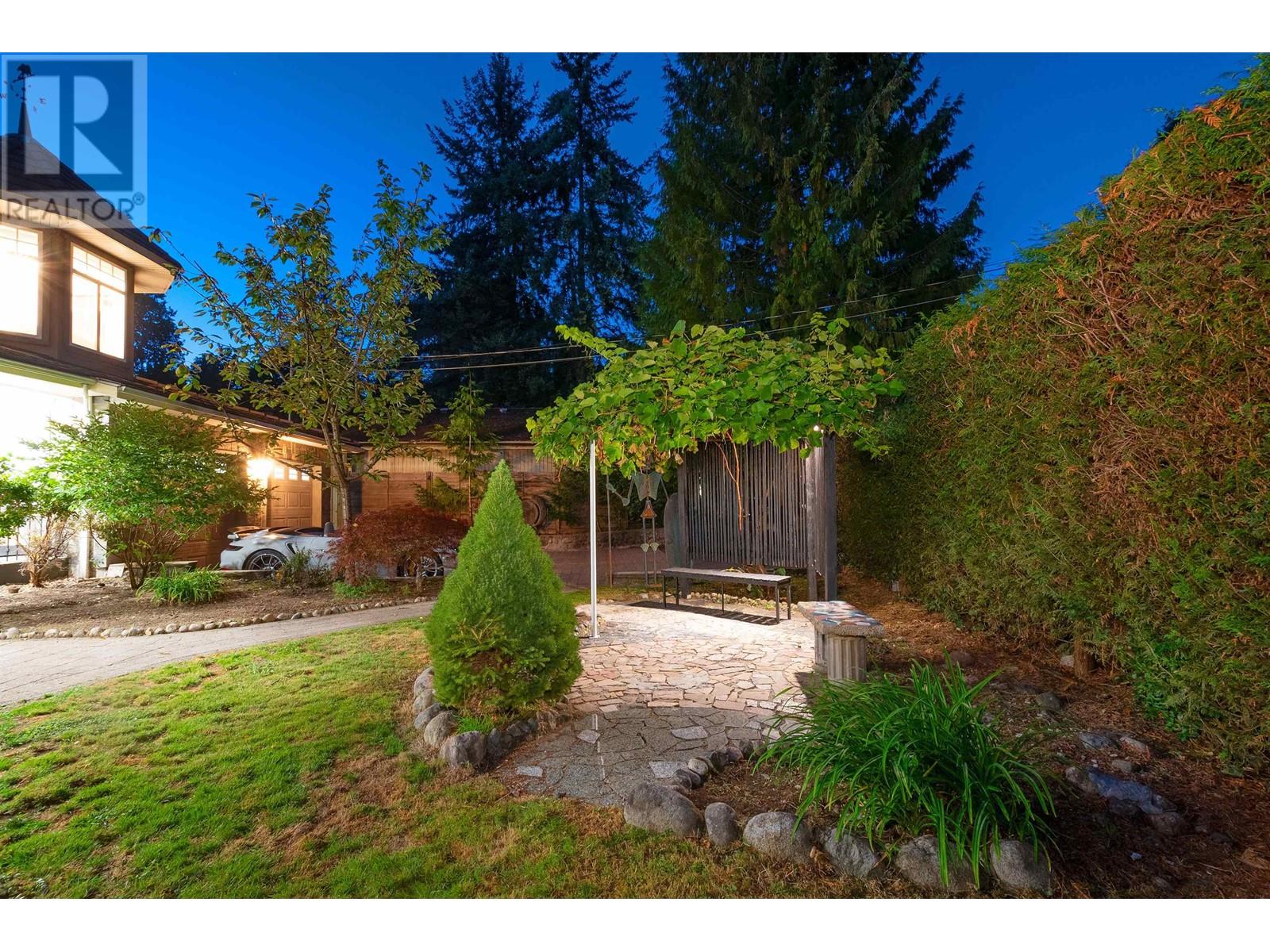 1219 Arborlynn Drive, North Vancouver, British Columbia  V7J 2V5 - Photo 4 - R2819606