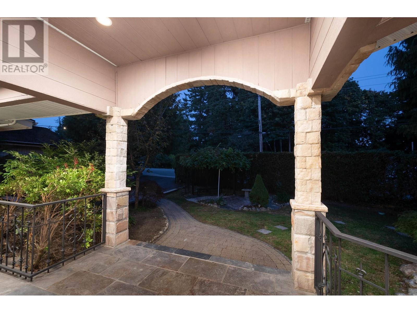 1219 Arborlynn Drive, North Vancouver, British Columbia  V7J 2V5 - Photo 5 - R2819606