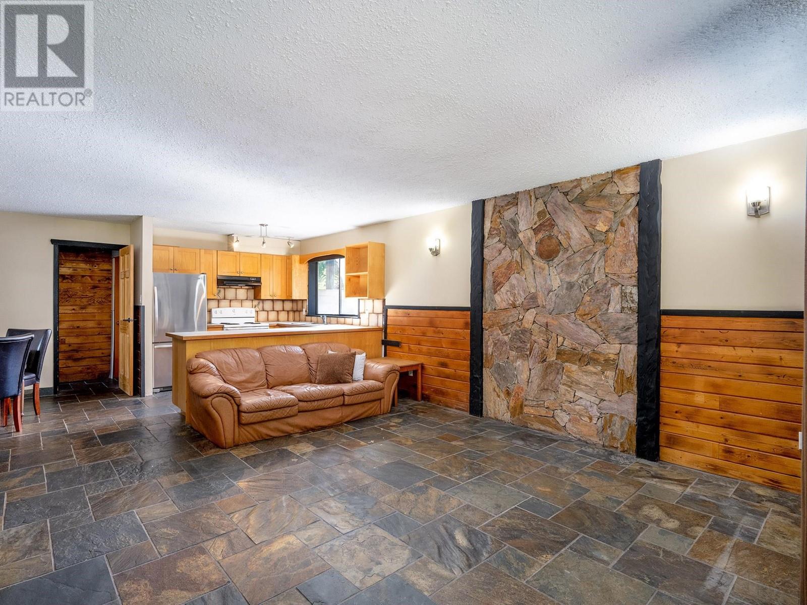 7425 Ambassador Crescent, Whistler, British Columbia  V8E 0E4 - Photo 2 - R2819642