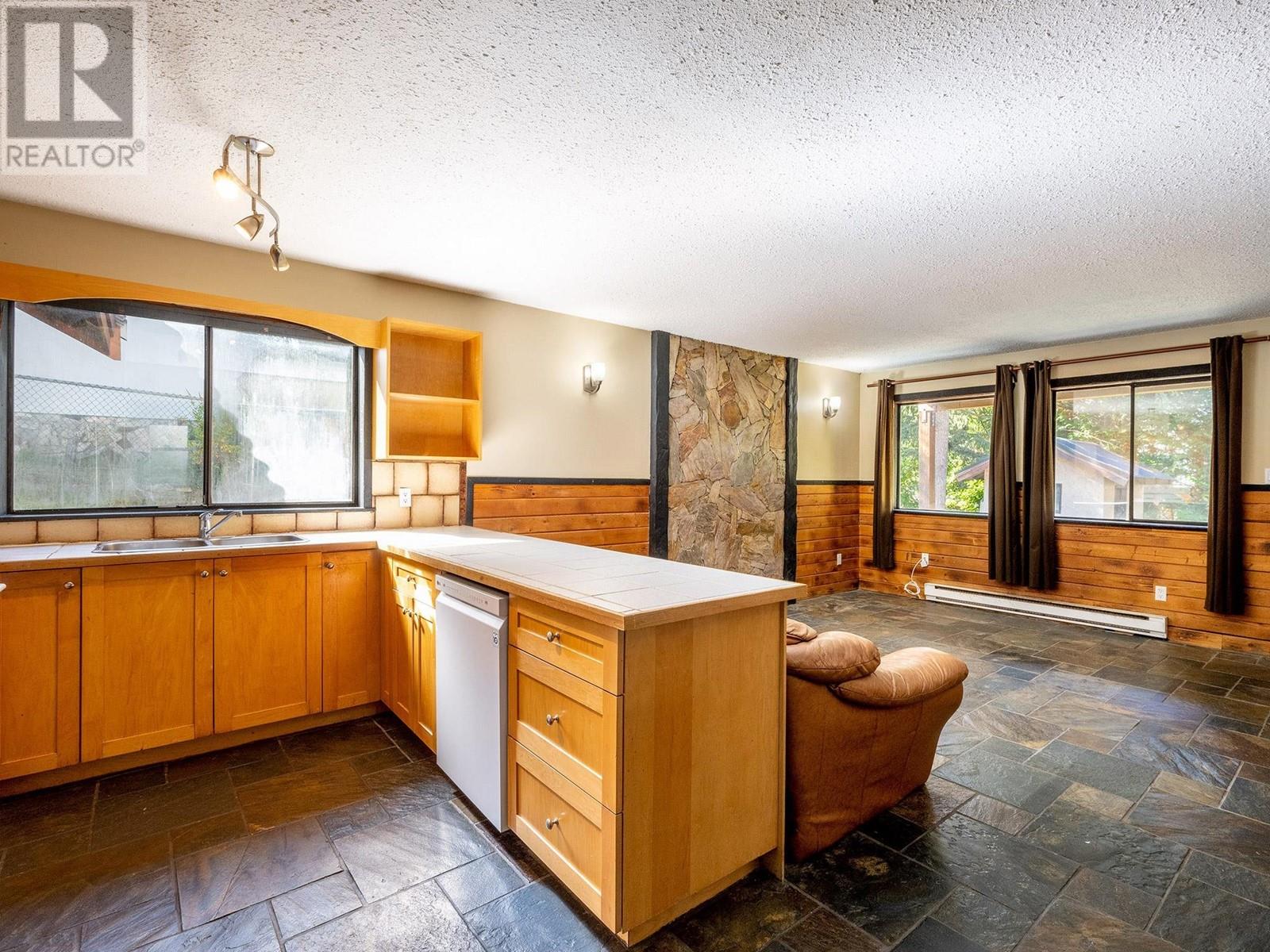 7425 Ambassador Crescent, Whistler, British Columbia  V8E 0E4 - Photo 5 - R2819642