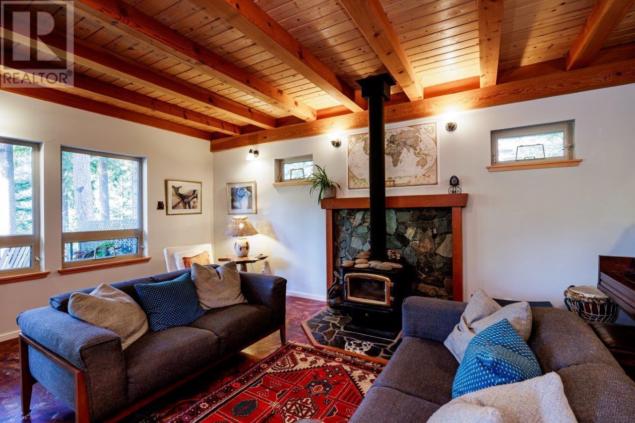 1256 Eagles Nest Road, Bowen Island, British Columbia  V0N 1G1 - Photo 2 - R2818952