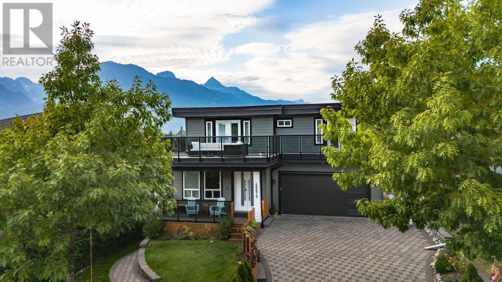 40879 The Crescent, Squamish, British Columbia  V8B 0R9 - Photo 1 - R2819708