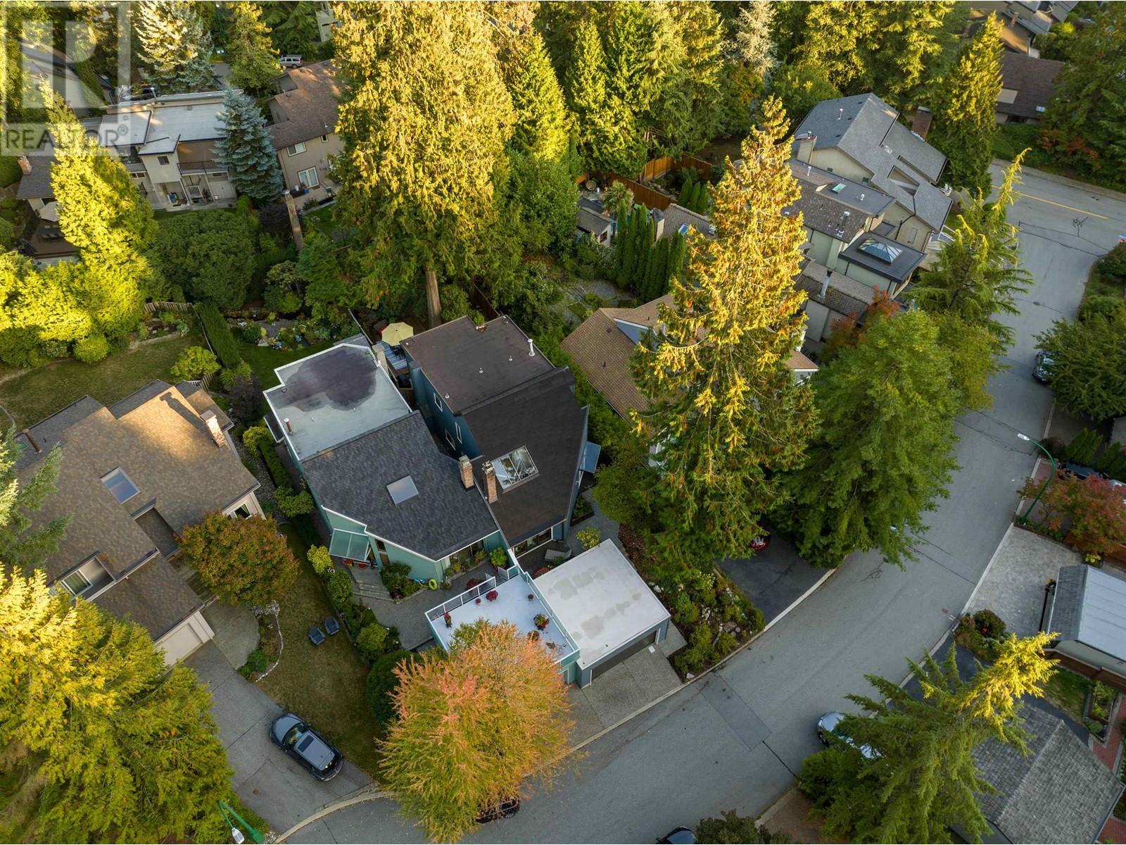 5644 White Pine Lane, North Vancouver, British Columbia  V7R 4S1 - Photo 2 - R2819713
