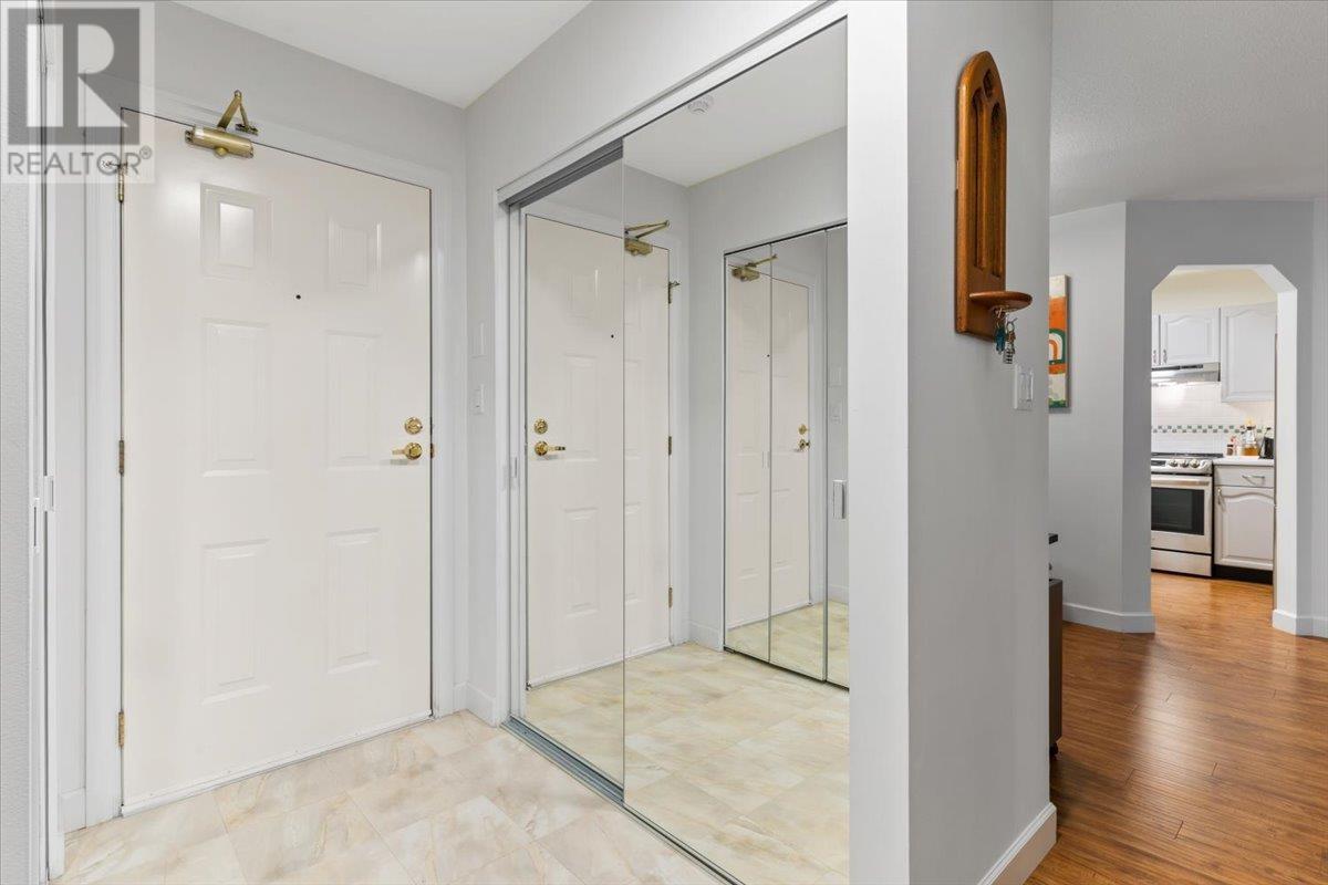 422 6707 Southpoint Drive, Burnaby, British Columbia  V3N 4V8 - Photo 3 - R2819566