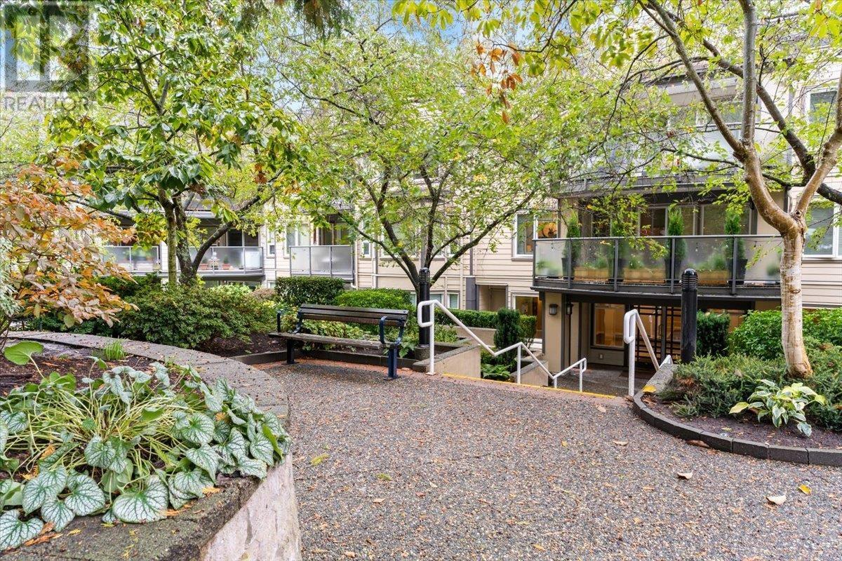 422 6707 Southpoint Drive, Burnaby, British Columbia  V3N 4V8 - Photo 2 - R2819566