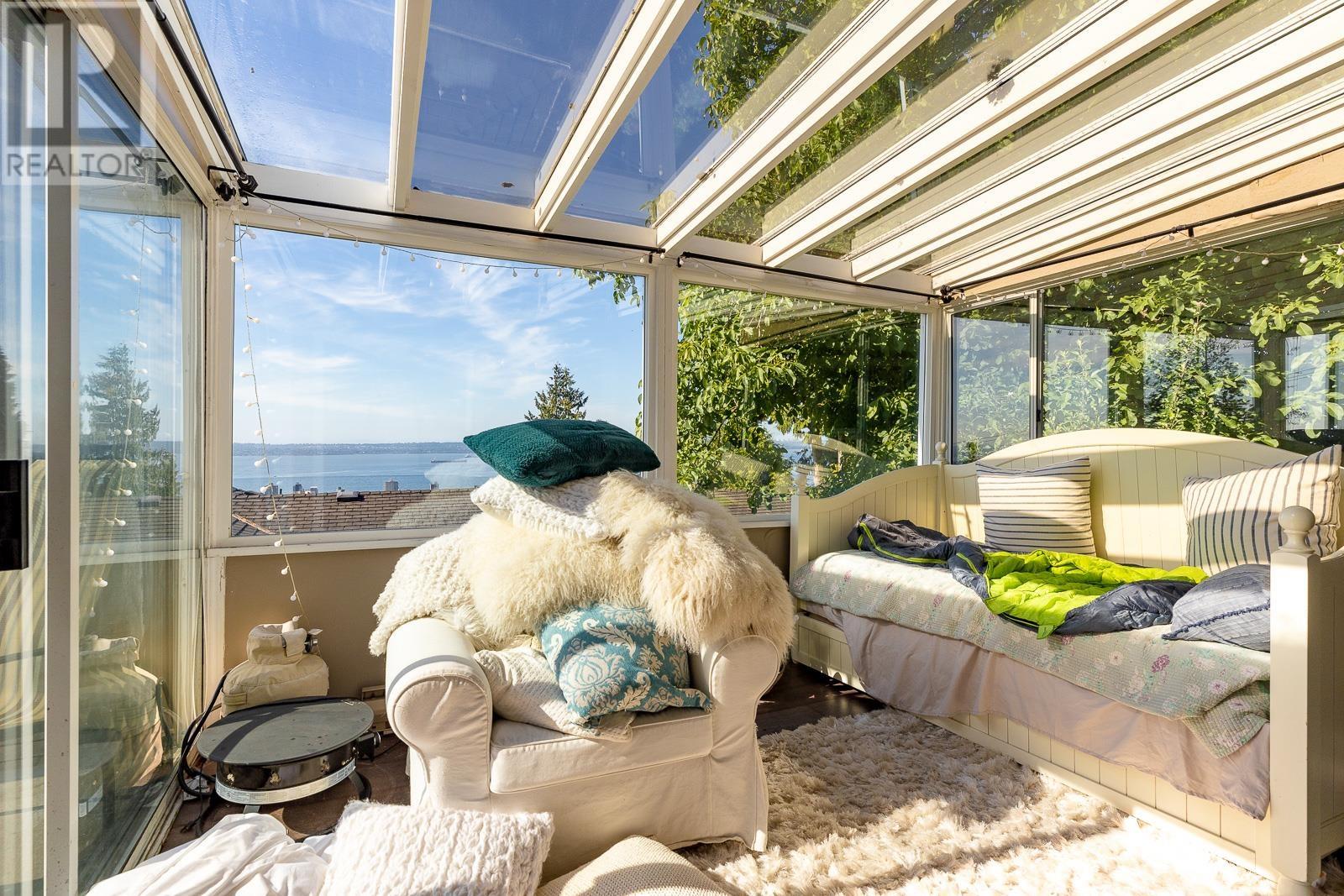 1955 22nd Street, West Vancouver, British Columbia  V7V 4E7 - Photo 3 - R2816813