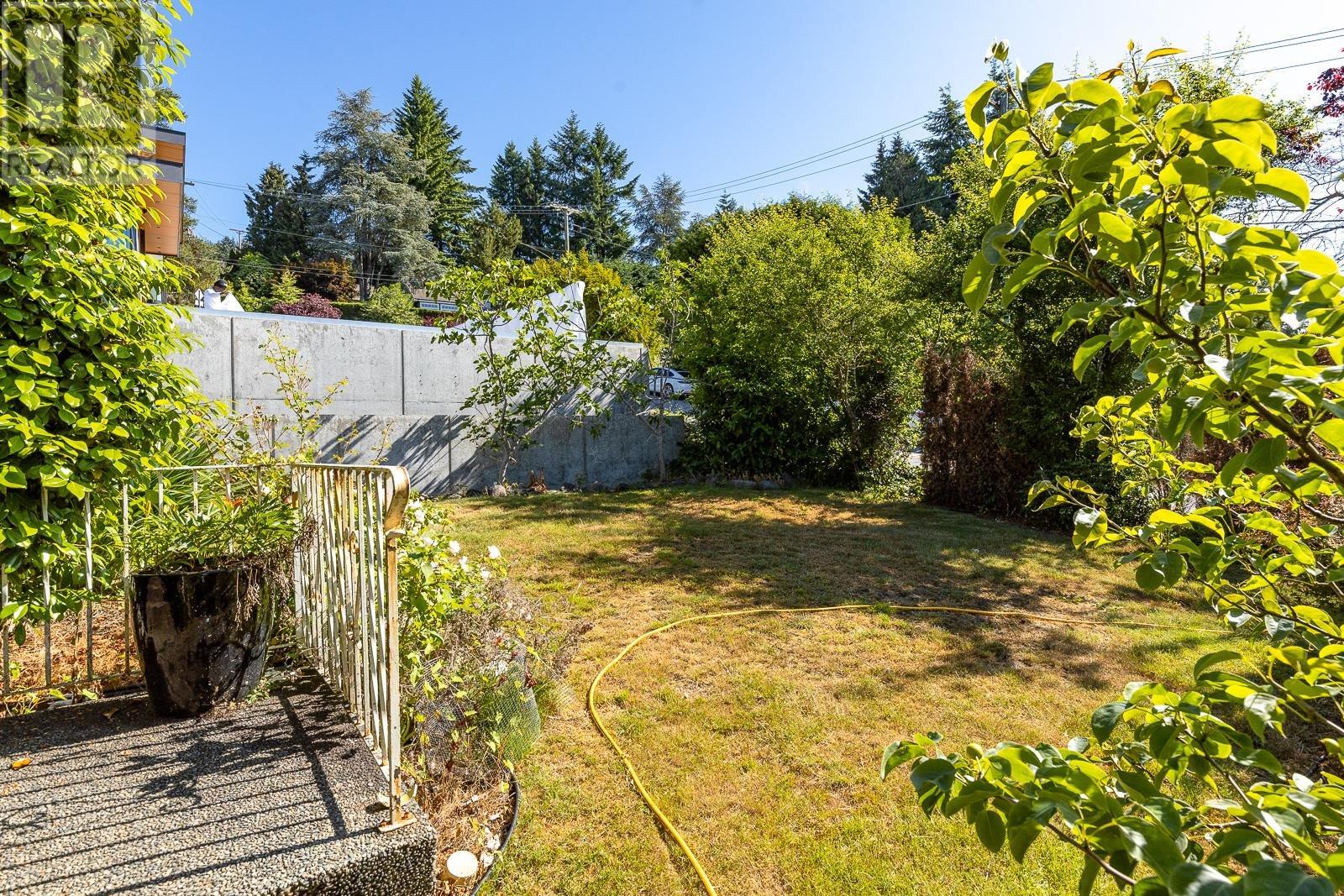 1955 22nd Street, West Vancouver, British Columbia  V7V 4E7 - Photo 4 - R2816813