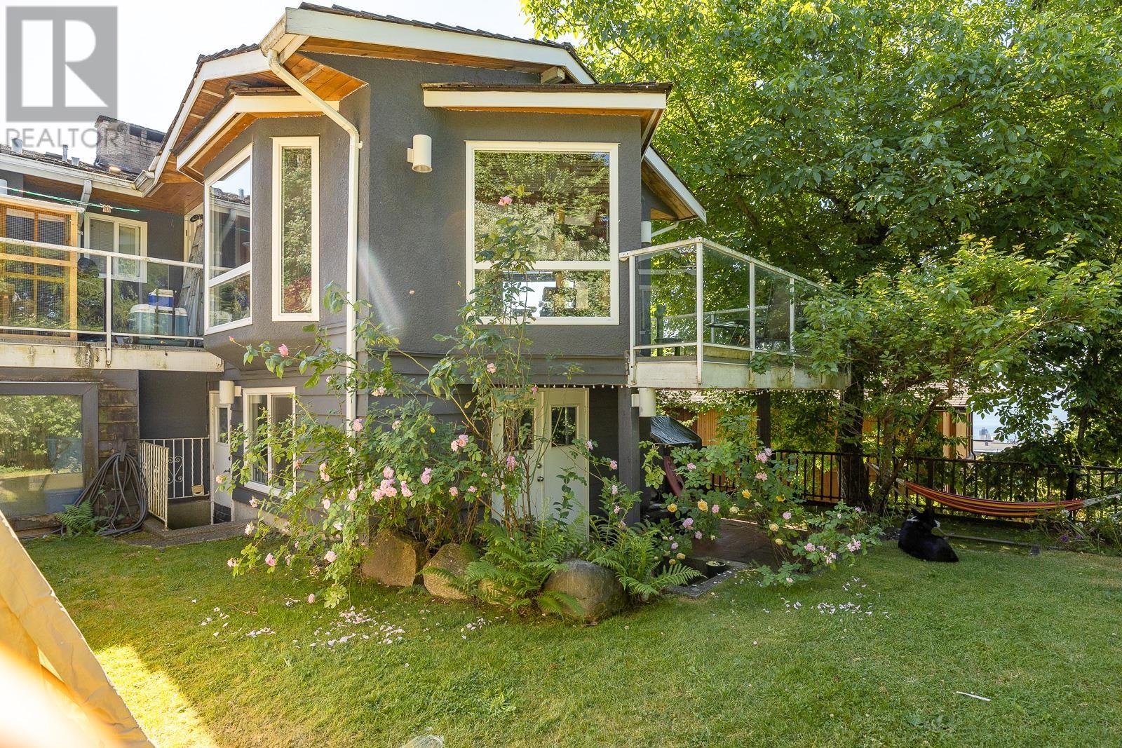 1955 22nd Street, West Vancouver, British Columbia  V7V 4E7 - Photo 2 - R2816813