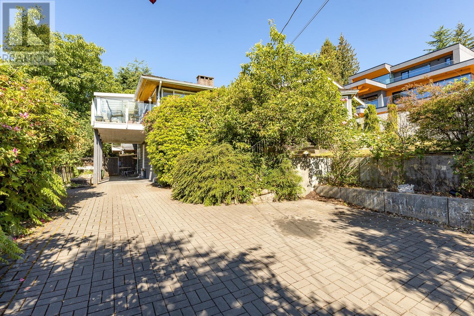 1955 22nd Street, West Vancouver, British Columbia  V7V 4E7 - Photo 5 - R2816813