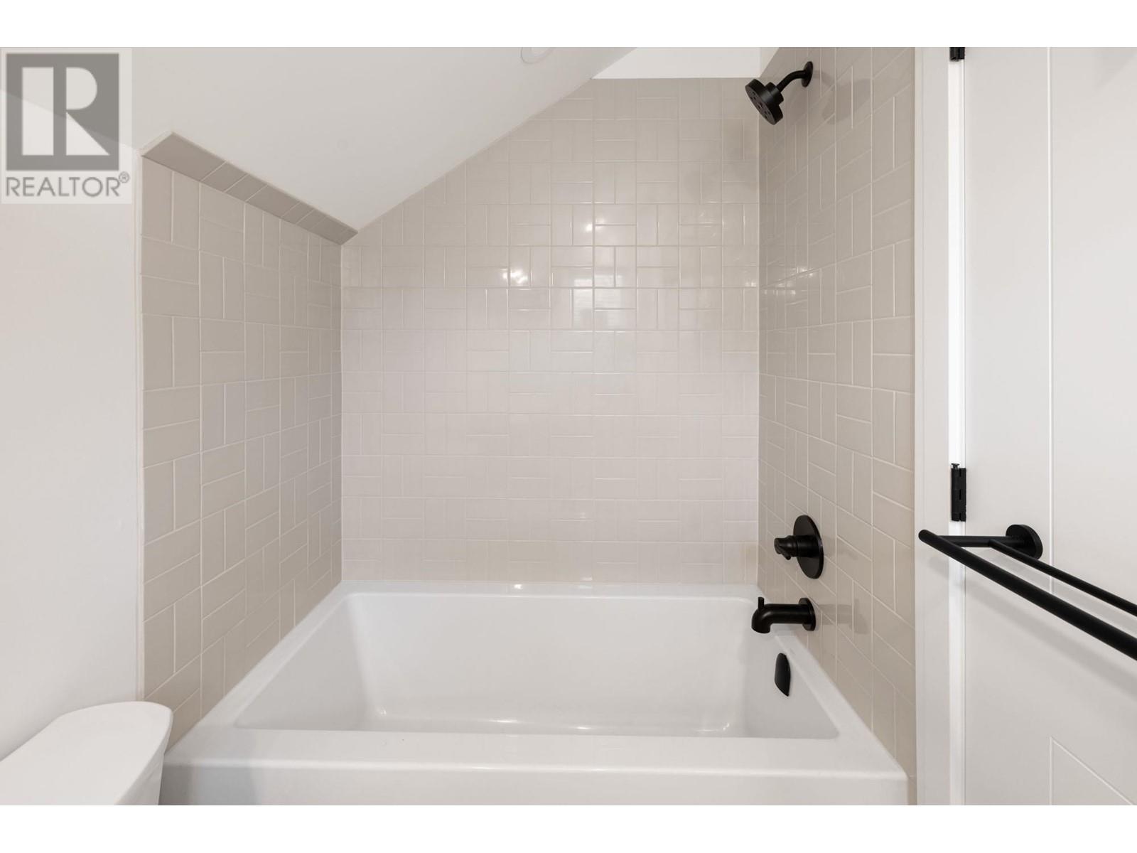 608 E 9th Street, North Vancouver, British Columbia  V7L 2B7 - Photo 31 - R2818228