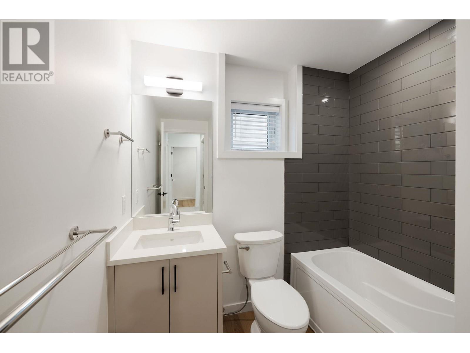 608 E 9th Street, North Vancouver, British Columbia  V7L 2B7 - Photo 35 - R2818228