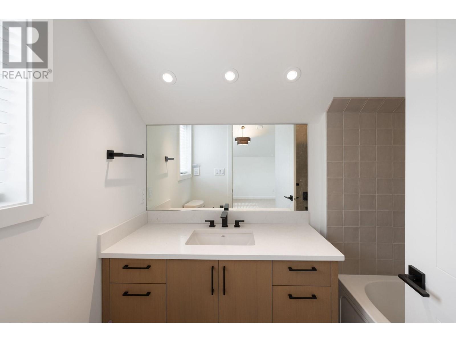 614 E 9th Street, North Vancouver, British Columbia  V7L 2B7 - Photo 20 - R2818229