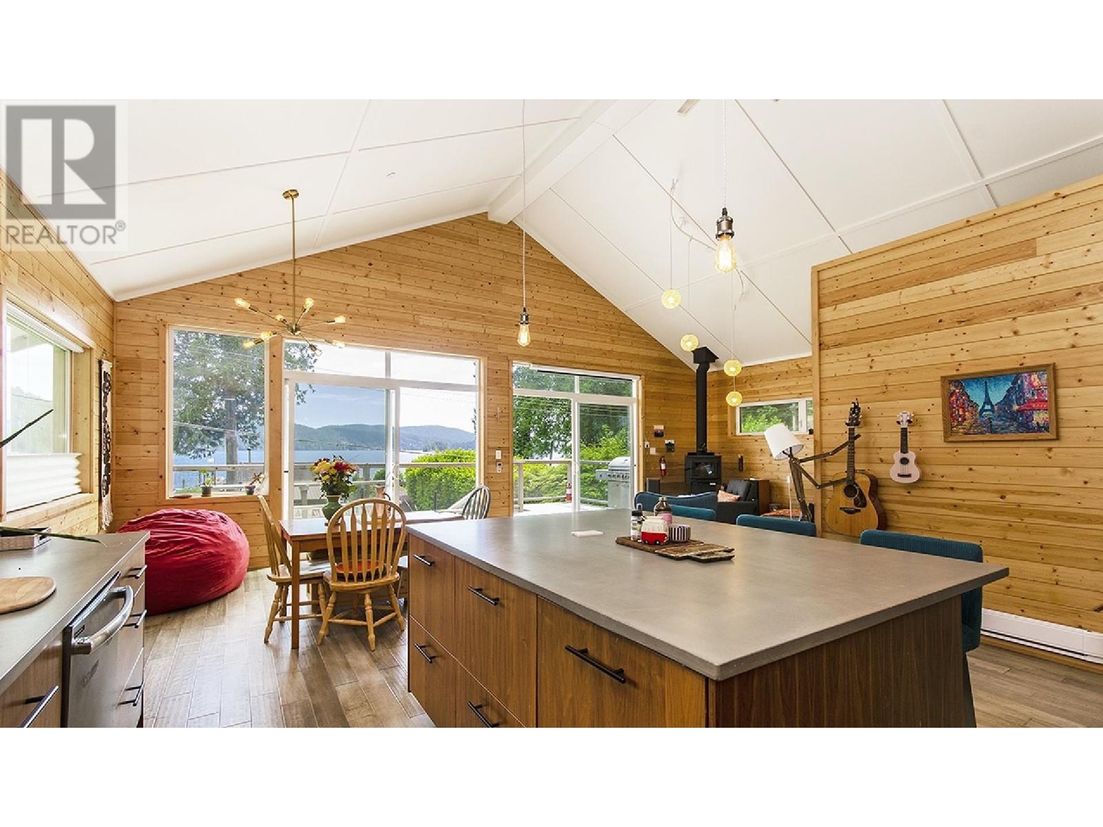 6 BRIGHTON BEACH, north vancouver, British Columbia