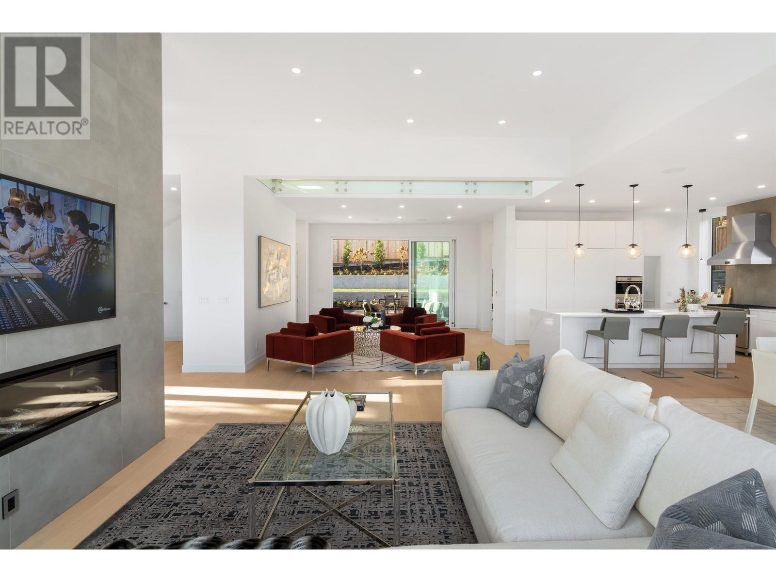 519 Roslyn Boulevard, North Vancouver, British Columbia  V7G 1P2 - Photo 10 - R2819975