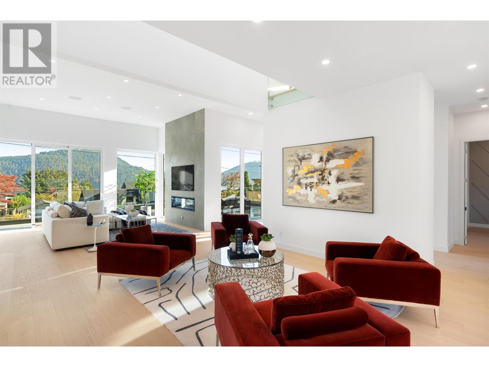 519 Roslyn Boulevard, North Vancouver, British Columbia  V7G 1P2 - Photo 13 - R2819975