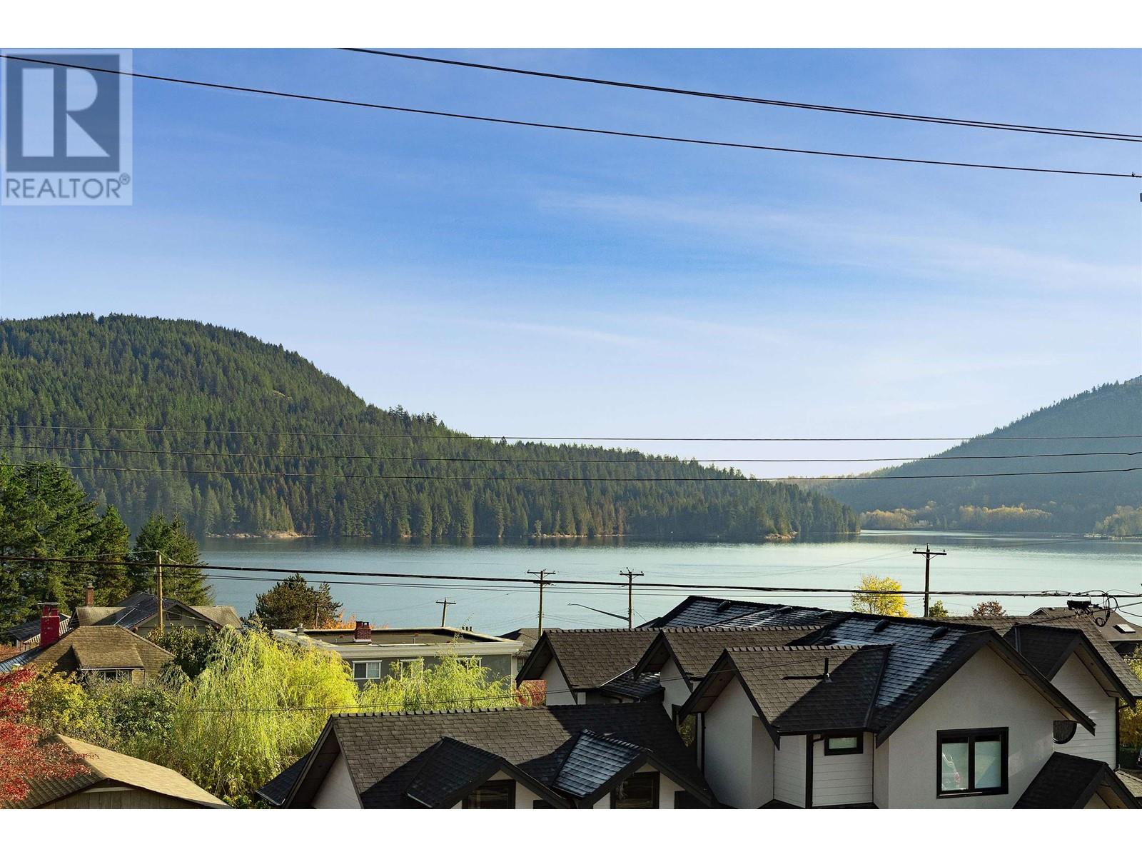 519 Roslyn Boulevard, North Vancouver, British Columbia  V7G 1P2 - Photo 2 - R2819975