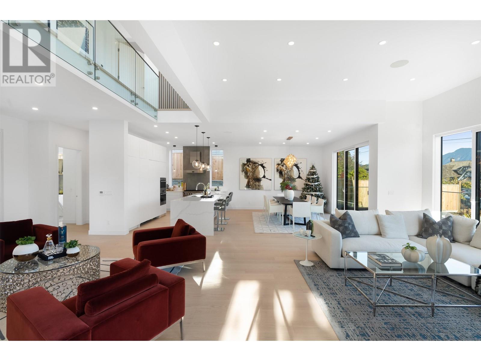 519 Roslyn Boulevard, North Vancouver, British Columbia  V7G 1P2 - Photo 3 - R2819975