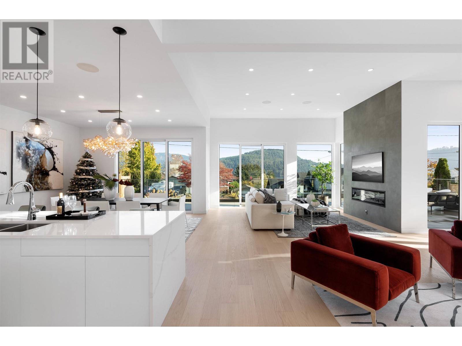 519 Roslyn Boulevard, North Vancouver, British Columbia  V7G 1P2 - Photo 4 - R2819975