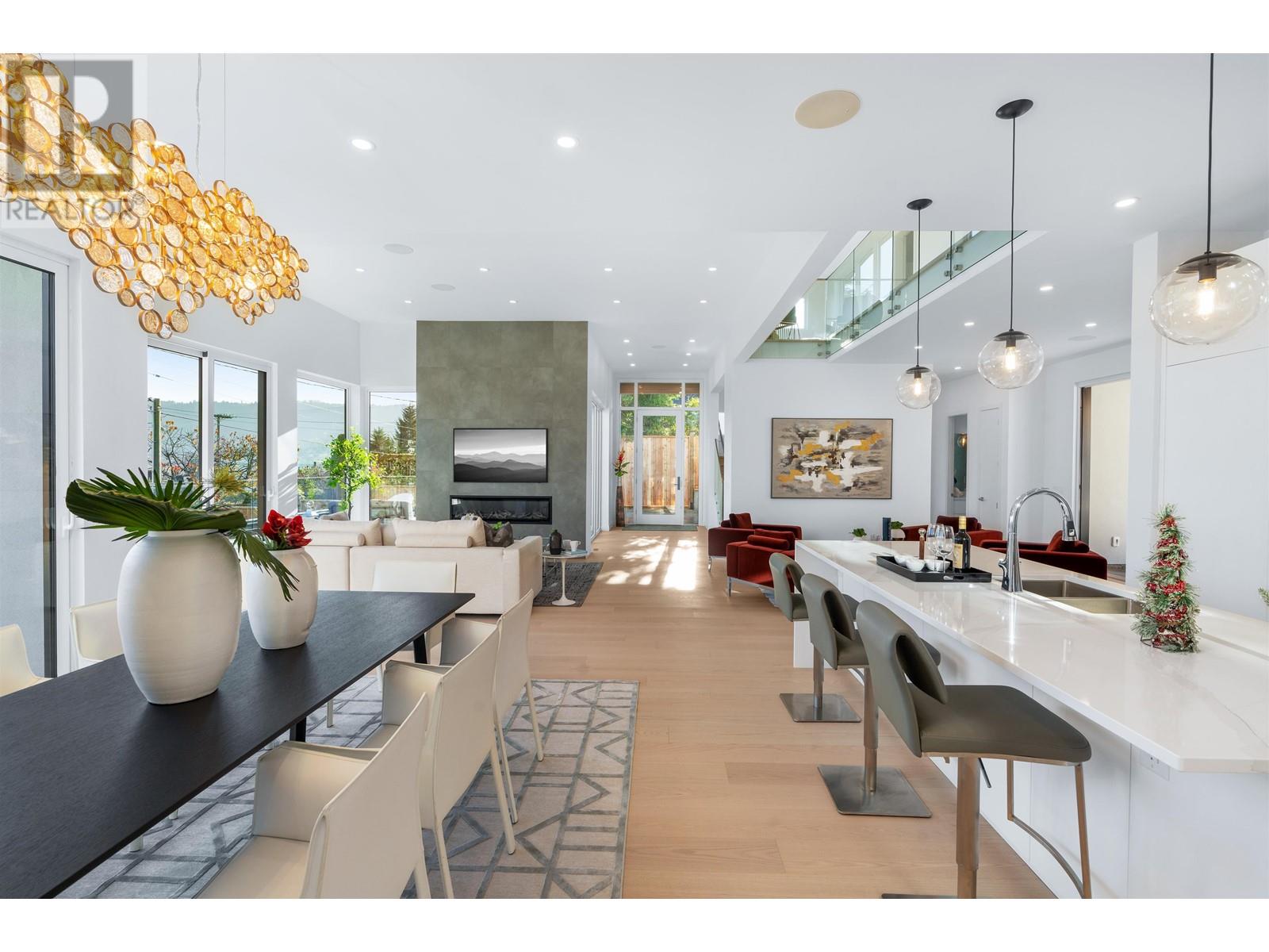 519 Roslyn Boulevard, North Vancouver, British Columbia  V7G 1P2 - Photo 5 - R2819975