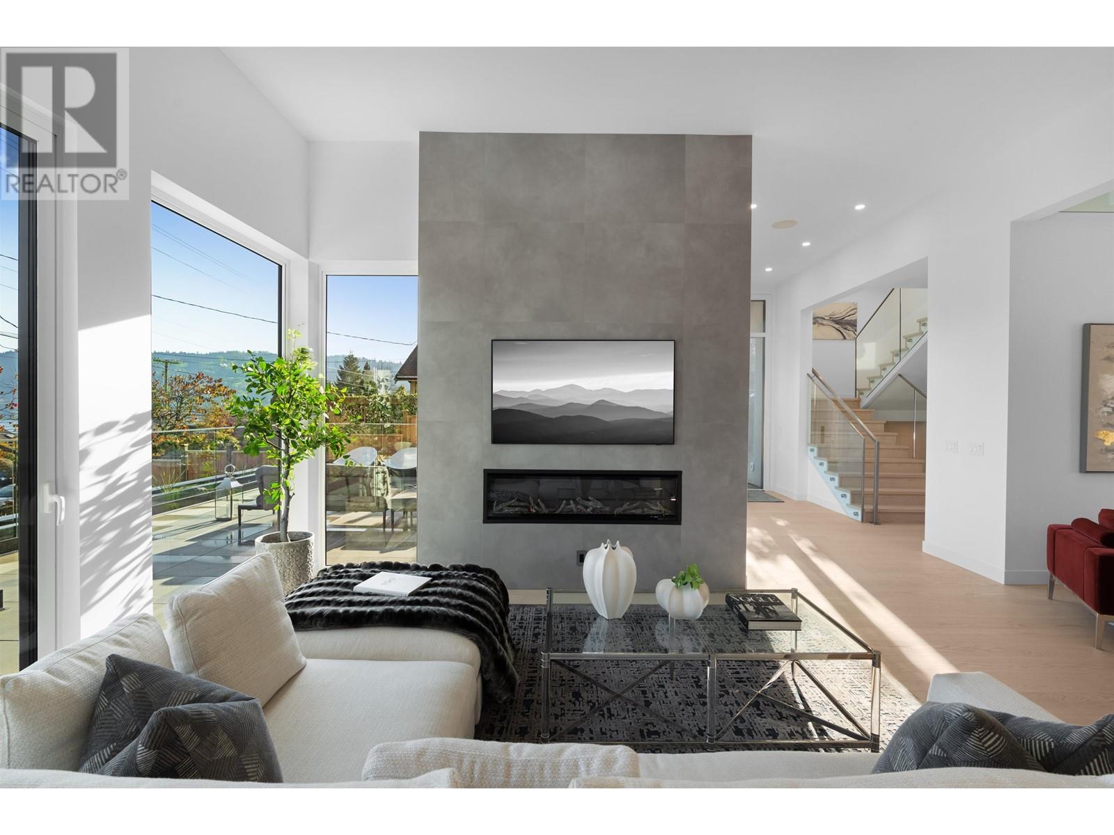 519 Roslyn Boulevard, North Vancouver, British Columbia  V7G 1P2 - Photo 6 - R2819975