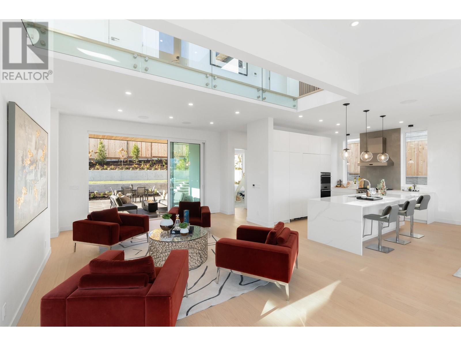 519 Roslyn Boulevard, North Vancouver, British Columbia  V7G 1P2 - Photo 7 - R2819975