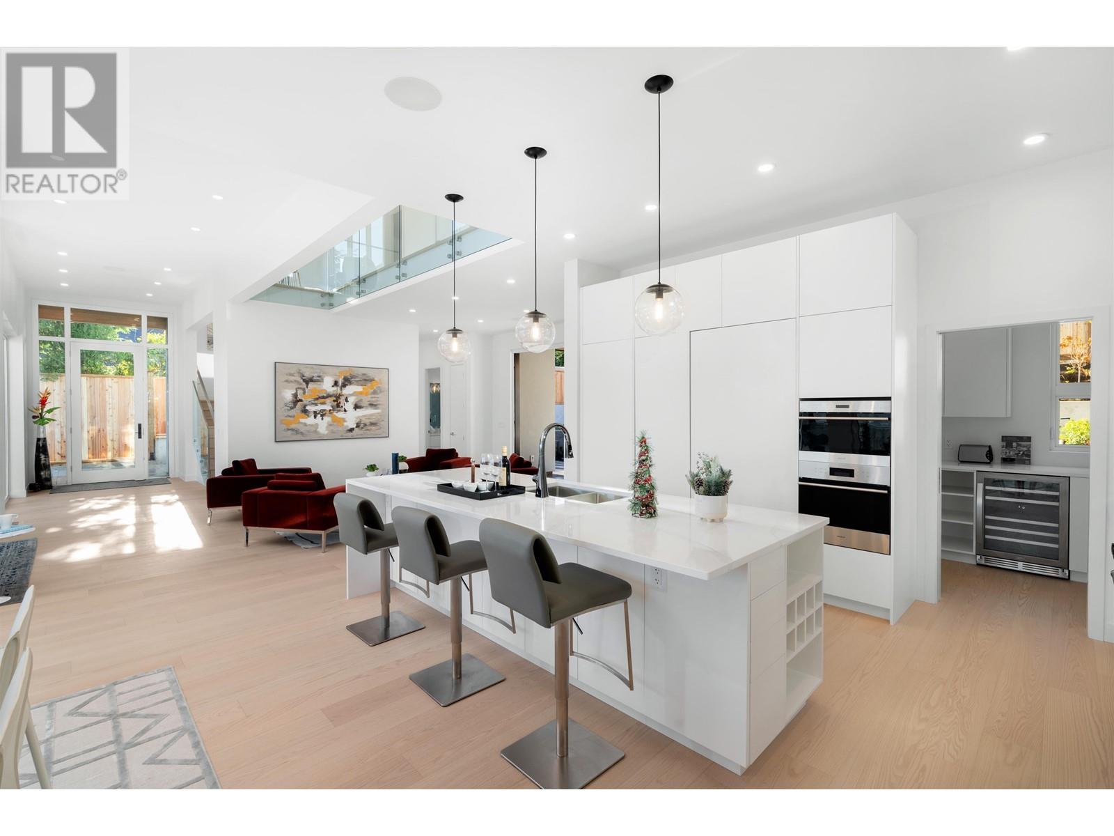 519 Roslyn Boulevard, North Vancouver, British Columbia  V7G 1P2 - Photo 8 - R2819975