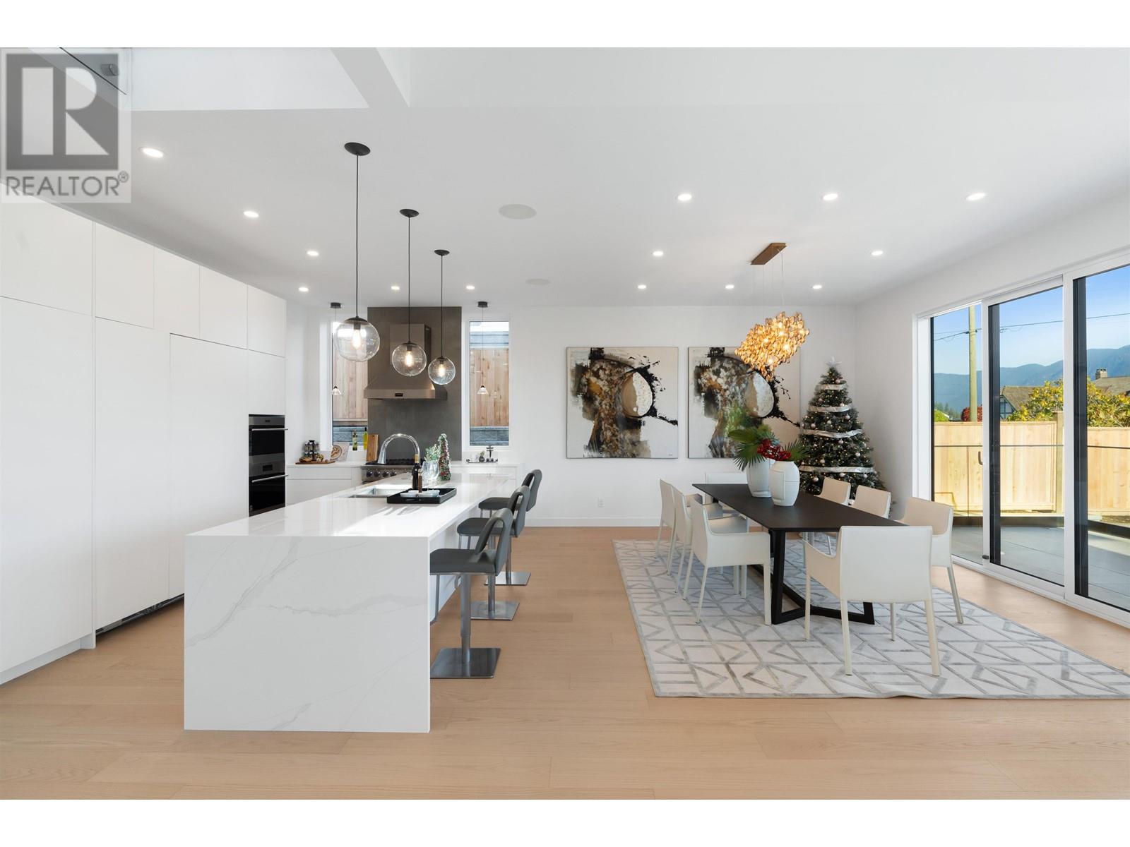 519 Roslyn Boulevard, North Vancouver, British Columbia  V7G 1P2 - Photo 9 - R2819975